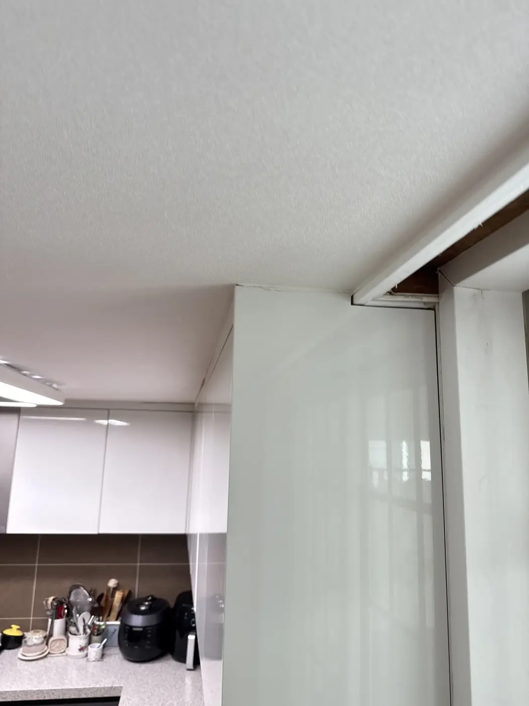 마감 정리 후 깔끔해진 상부장 이음부