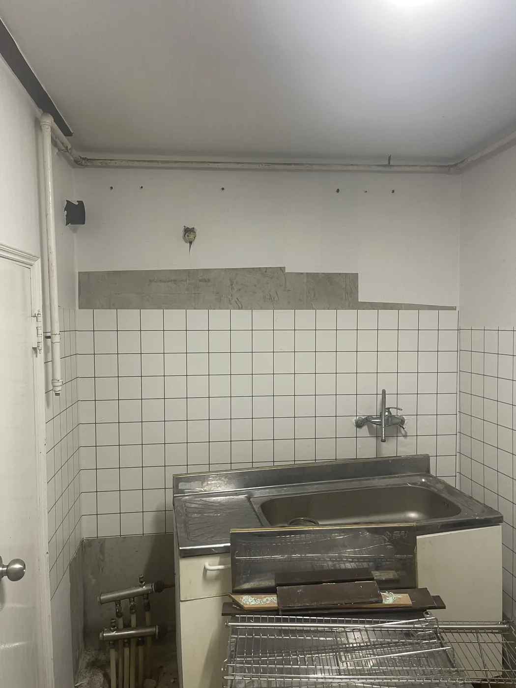 기존 상부장 철거 후 남은 벽면과 배관 자국